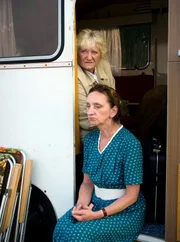 Während Krauses Aufenthalt in der Kurklinik, übernachten die Schwestern Meta (Angelika Böttiger, r.) und Elsa (Carmen-Maja Antoni) drei Wochen lang auf dem Zeltplatz.