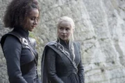 L-R: Missandei (Nathalie Emmanuel) und Daenerys Targaryen (Emilia Clarke)