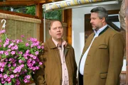 Kommissar Stadler (Dieter Fischer, r.) spürt, dass Lothar Reisinger (David Baalcke, l.) nur die halbe Wahrheit über seinen Kollegen sagt.