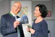 Polizeichef Achtziger (Alexander Duda, l.) lädt Stockl (Marisa Burger, r.) in die Musikakademie ein. Noch ahnt die Sekretärin nicht, welches Konzert gespielt wird.