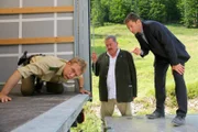 Polizist Michi Mohr (Max Müller, l.) und die Kommissare Korbinian Hofer (Joseph Hannesschläger, M.) und Sven Hansen (Igor Jeftic, r.) suchen am verlassenen LKW nach verwertbaren Spuren.
