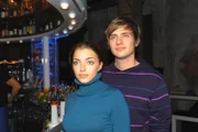 Emily (Anne Menden) und Philip (Jörn Schlönvoigt) amüsieren sich bei dem Konzert im Mauerwerk.