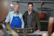 Johann Thaler mit Moderator Richard Deutinger während ServusTV´s "Heimatleuchten - Weihnachten im Sarntal" in Sarnthein, Südtirol, Italien.