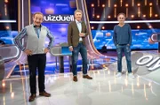 Moderator Jörg Pilawa (M.) mit den Kandidaten des Teams "Genial": Den Moderatoren Hugo Egon Balder (r.) und Wigald Boning (l.).