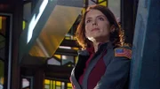 Dr. Weir (Torri Higginson) blickt auf das Meer...