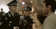 Mulder (David Duchovny, re.) und Scully (Gillian Anderson, 2.v.re.) werden von dem Befehlshaber der Waffen-SS (William B. Davis, li.) auf der "Queen Anne" festgehalten.