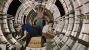 Die USA im Krieg: Arbeiterinnen installieren Bauteile und Gerätschaften im Rumpf eines B-17F-Bombers.