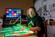 Der Grazer Konzeptkünstler und Modellflieger Michael Schuster in seinem Licht-Atelier.