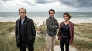 Kunstexperte Piontek wird ermordet in den Dünen von Sylt gefunden. Hauptkommissar Carl Sievers (Peter Heinrich Brix, l.) und sein Team, Hinnerk Feldmann (Oliver Wnuk, M.) und Ina Behrendsen (Julia Brendler, r.), ermitteln in einem ungewöhnlichen Fall um Original und Fälschung.