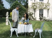 Rosamunde Pilcher - Wo die Liebe begann Wiedersehen im Garten: Bernd Herzsprung als Andrew, Barbara Wussow als Diane Chelsom.