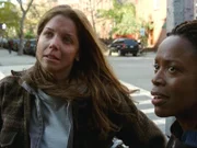 Die Sozialarbeiterin Peg (Charlayne Woodard, re.) übersetzt die Worte der tauben Obdachlosen Katie (Regan Thompson) für Det. Benson und Det. Stabler...