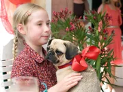 Paulina (Tabea Hug) hat den kleinen Mops adoptiert.Â