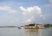 Bootsverkehr auf einem Donauarm.