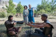 Daario Naharis (Michiel Huisman, l.), Daenerys Targaryen (Emilia Clarke, 2.v.r.) und Missandei (Nathalie Emmanuel, 2.v.l.)