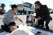 Die Gerichtsmedizinerin Dr. Franziska Beck (Maria Happel, l.) erläutert Major Carl Ribarski (Stefan Jürgens, r.) die näheren Todesumstände des Opfers (Alexander Morandini, M.).