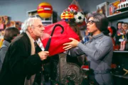 Weihnachtseinkauf v.l.: Vicco von Bülow, (Loriot), Evelyn Hamann