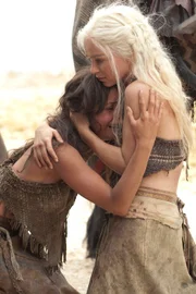 Daenerys (Emilia Clarke, re.) muss die weinende Irri (Amrita Acharia) trösten.