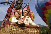 Während des Flugs in einem Heissluftballon überdenkt Karin Kofler (Kristina Sprenger) noch einmal all die Hintergründe des Mordes.
