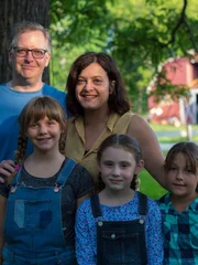 Andrew Matthews as Dennis Avery, Gina Mayer as Cheryl Avery, and Emily Madelbaum, Alyssa and Teresa Androvich as their 3 kids.
