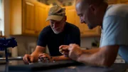 Dave Turin (r.) und Alan Robertson (l.) bei der Entwicklung einer neuen Bergbaupfanne