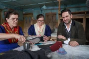 Maria Premstaller, Rosa Maier (Mitte), Moderator Richard Deutinger (rechts) bei der Produktion der Sarner Toppar während ServusTV´s "Heimatleuchten - Weihnachten im Sarntal" in Durnholz-Sarnthein, Südtirol, Italien.