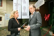 Marie Hofer (Karin Thaler) ahnt, dass Museumsdirektor Daniel Koch (Hans Kremer) mehr weiß als er zugibt.