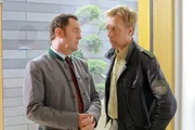 Mohr (Max Müller, r.) ist überrascht, als er Bürgermeister Karl Schretzmayer (Jürgen Tonkel, l.) am Tatort trifft.