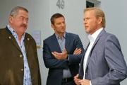 Eine heiße Spur führt die Ermittler Hofer (Joseph Hannesschläger, l.) und Hansen (Igor Jeftić, M.) zu Olaf Fohrmann (Oliver Clemens, r.). Kann er zur Klärung des Falles beitragen?