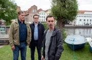Matthias Lücke (Jonas Hämmerle, r.), meldet seine Freundin als vermisst. Er befürchtet, dass ihr etwas zugestoßen ist. Die Kommissare Finn (Sven Martinek, l.) und Lars (Ingo Naujoks, 2.v.l.) vermuten anfangs, dass Matthias schlicht verlassen wurde