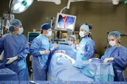Mitte: Dr. Scott Clemmens (Scott Wolf), Dr. Syd Jennings (Jennifer Beals)
+++