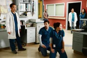 V.l.: Dr. Topher Zia (Ken Leung), Dr. TC Callahan (Eoin Macken), Jordan Alexander (Jill Flint)
+++