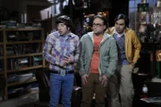 Versuchen, Tickets für die Comic Con auf dem Schwarzmarkt zu ergattern: Leonard (Johnny Galecki, M.), Raj (Kunal Nayyar, r.) und Howard (Simon Helberg, l.) ...