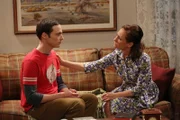 Howard und Sheldon (Jim Parsons, l.) wollen Sheldons Mutter (Laurie Metcalf, r.) einen Überraschungsbesuch abstatten. Als sie bei ihr ankommen, beobachtet Sheldon sie durch das Fenster mit einem Mann beim Sex und ist völlig außer sich ...