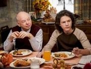 Dr. John Sturgis (Wallace Shawn, l.); Georgie Cooper (Montana Jordan, r.)