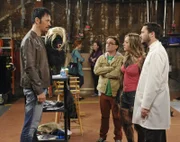 Penny (Kaley Cuoco, 2.v.r.) verliert ihre Rolle als Gorilla-Girl und ist völlig verzweifelt. Auch Leonard (Johnny Galecki, 2.v.l.) und Will Wheaton (Will Wheaton, r.) können Kenneth (Steve Valentine, l.) nicht umstimmen ...