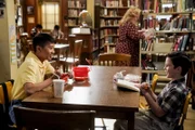Tam (Ryan Phuong, l.); Sheldon (Iain Armitage, r.)