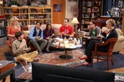 Eine ganz besondere Clique: Bernadette (Melissa Rauch, l.), Howard (Simon Helberg, 2.v.l.), Amy (Mayim Bialik, M.), Sheldon (Jim Parsons, 3.v.r.), Leonard (Johnny Galecki, 2.v.r.), Penny (Kaley Cuoco, r.) und Raj (Kunal Nayyar, 3.v.l.) ...