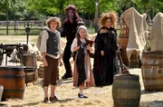 Teufel (Detlev Buck), Hexe (Christina Große), Heinrich (Leo Alonso Kallscheuer) und Rose (Alma von Aulock) begegnen dem Dicken Ende auf dem Markplatz.