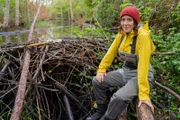 Forschende haben herausgefunden, dass Biberdämme die Ausbreitung von Waldbränden verhindern können. Hannah Emde am Biberdamm am Campbell River, British Columbia.