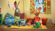 Posy ist begeistert von ihrer Lebkuchenfigur und Pip ist fast ein bisschen eifersüchtig.