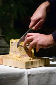 Jérôme schneidet seine Pâté an.