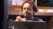 Dr. Zelenka (David Kykl) beobachtet Sheppards und McKays Ausflug auf dem Monitor...