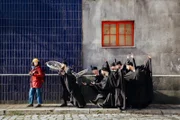 Auf Schritt und Tritt folgen Protagonistin Narges (Baharak Abdolifard, l.) die tanzenden Schatten der Vergangenheit, mittendrin ihr Urgroßvater (Nima Nazarinia).