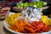Die Gemüse-Tagliatelle wird als frische Beilage zur Pâté serviert.