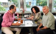 Martin Grimm (Daniel Morgenroth, r.) entgeht nicht, wie Hanna Liebhold (Barbara Wussow, M.) die Nähe ihrer Jugendliebe Thomas Wellenstein (Adnan Maral, l.) genießt.