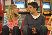 Ted (Josh Radnor, r.) weiß noch nicht alles über seine zukünftige Ehefrau Stella (Sarah Chalke, l.), aber er weiß, dass sie auf jeden Fall die Richtige ist. Als er ihr eine Menge Fragen stellt, um sie noch besser kennen zu lernen, stellt sich heraus, dass sie noch nie "Star Wars" gesehen hat. Doch ist das nun gut oder schlecht für ihre Zukunft?