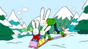 Da es ordentlich geschneit hat, haben Simon (l.), Franz (M.) und Mama (r.) den Schlitten ausgepackt.