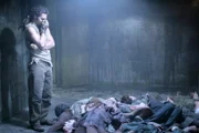 In den riesigen Tunnelsystemen unter dem Dorf der Taraner entdecken Ronon (Jason Momoa) und seine Freunde eine Menge toter Taraner. Doch warum mussten alle sterben?