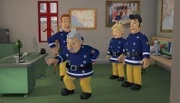 Hauptfeuerwehrmann Steele imitiert eine gebrechliche Dame.