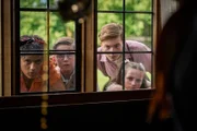 Von links: George (Diaana Babnicova), Dick (Kit Rakusen), Julian (Elliott Rose) und Anne (Flora Jacoby Richardson): Sie machen im benachbarten Gästehaus eine interessante Entdeckung.